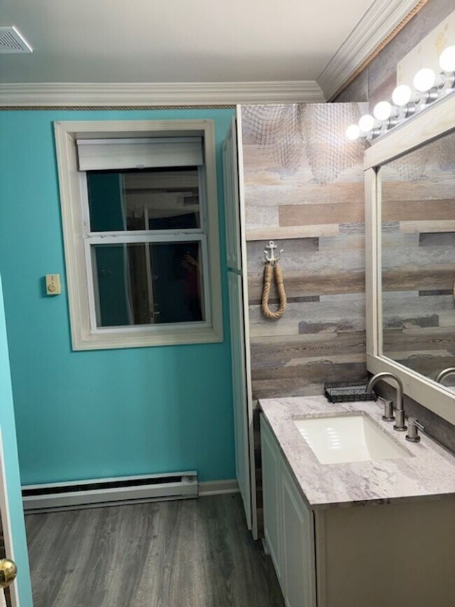 Building Photo - Beautiful Waterfront 1-bedroom 1- bath fur...