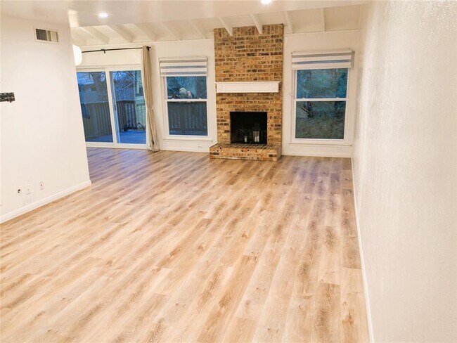 Foto del edificio - 8901 Trone Cir