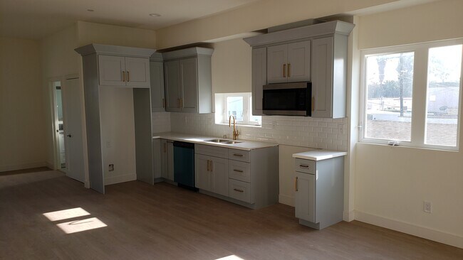 Foto del edificio - 2406 S Dunsmuir Ave