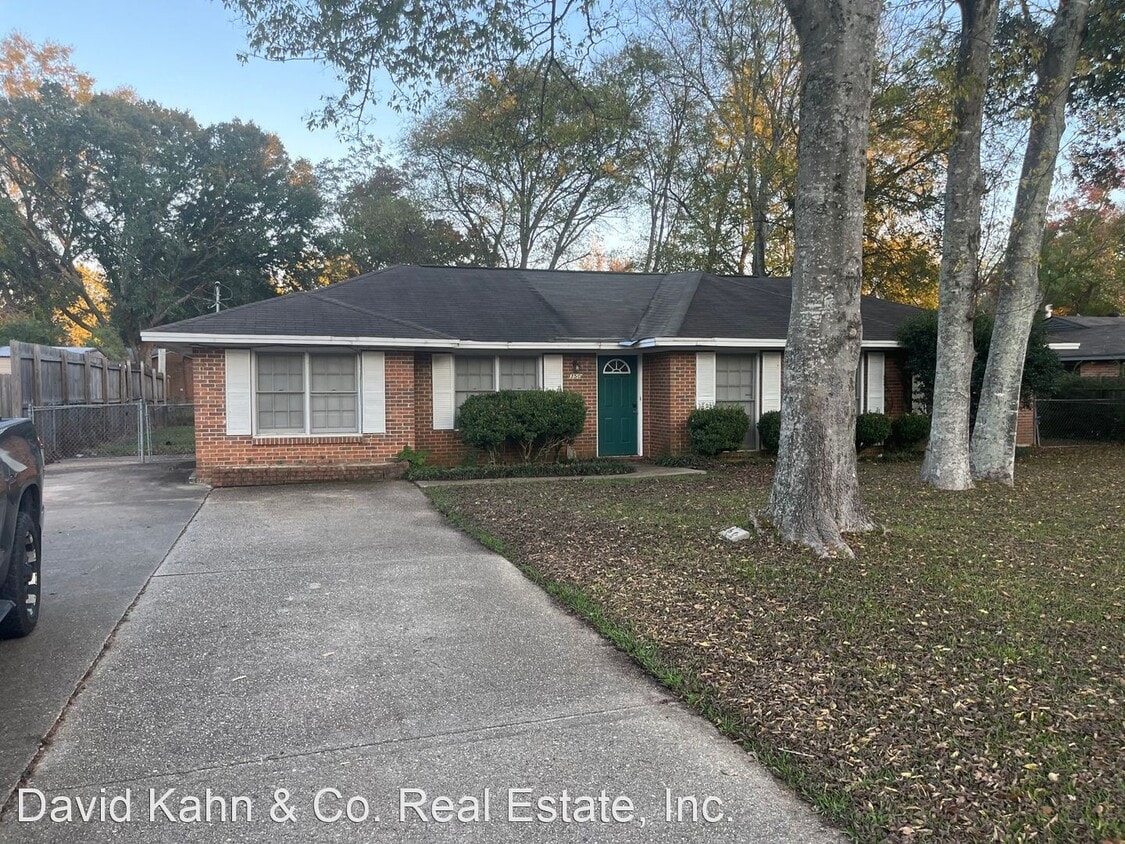 3 br, 2 bath House 350 Bedford Terrace House Rental in Prattville