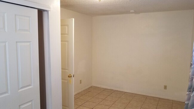 Master Bedroom - 1622 E Adams St