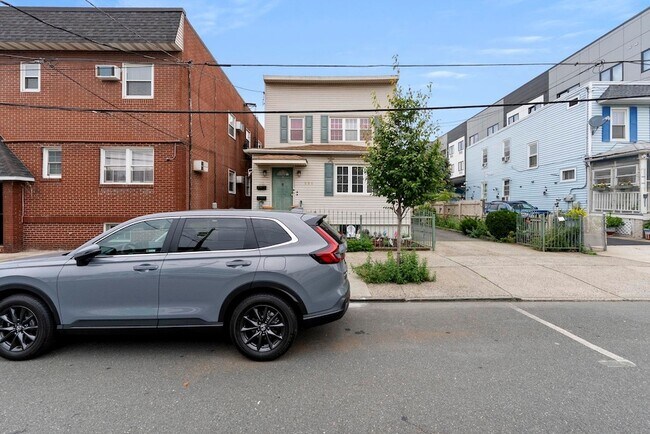 Foto del edificio - 221 Quincy Ave