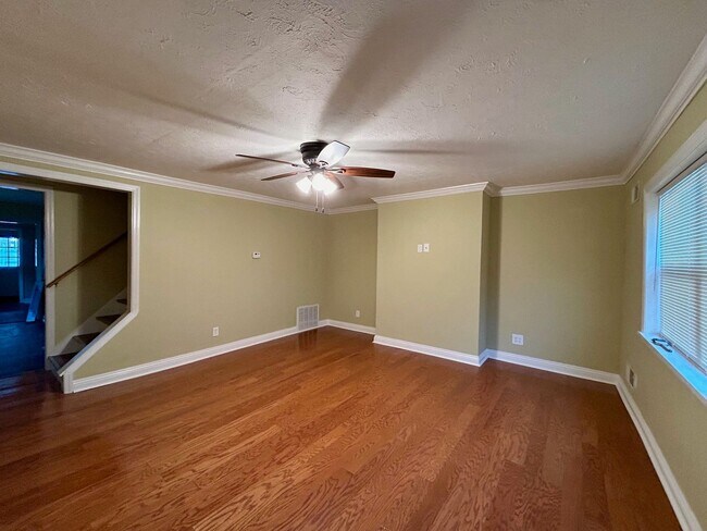 Building Photo - Town house