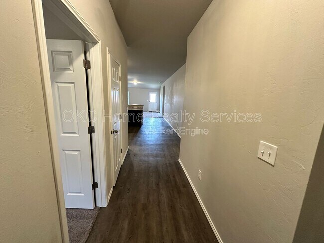 Foto del edificio - 9913 Rattlesnake Ln