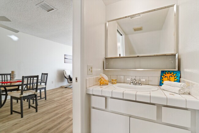 Building Photo - 1890 S Cochran Ave