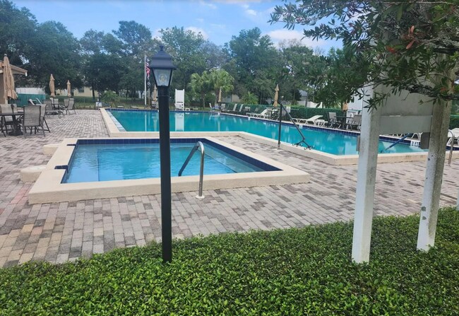 Foto del edificio - 12218 Fox Chase Dr
