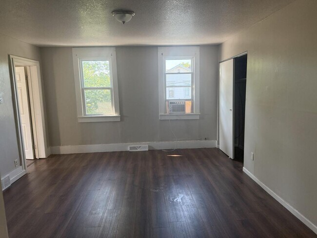 Foto del edificio - 144-144 1/2 S 3rd St