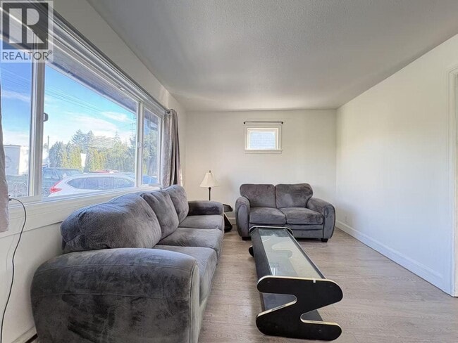 Photo du bâtiment - 232xx Dewdney Trunk Rd