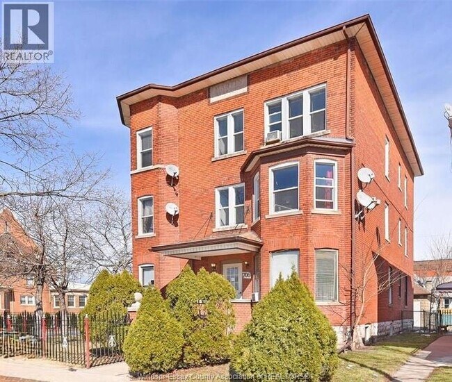 Building Photo - 706 Marentette Ave