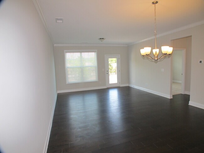 Foto del edificio - Beautiful Move In-Ready Townhome located i...