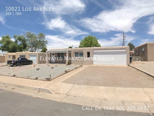 Building Photo - Amazing 3 bedroom in NE! Open floor plan w...