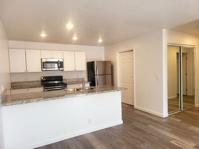 Interior Photo - 401 Linden St