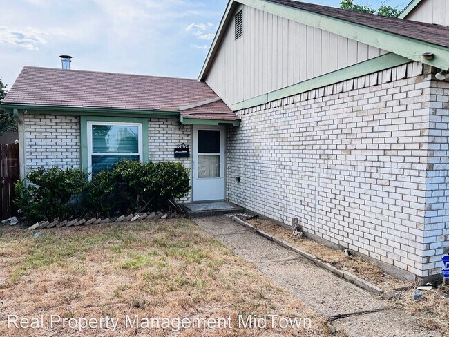 Foto del edificio - 2 br, 1 bath House - 2925 Fairway Dr.