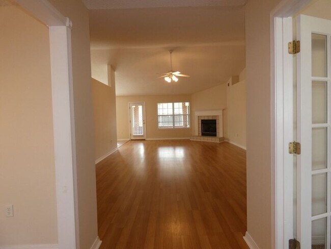 Foto del edificio - 4879 Spencer Oaks Blvd