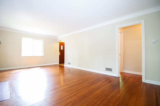Foto del edificio - 2424 Lambert Dr
