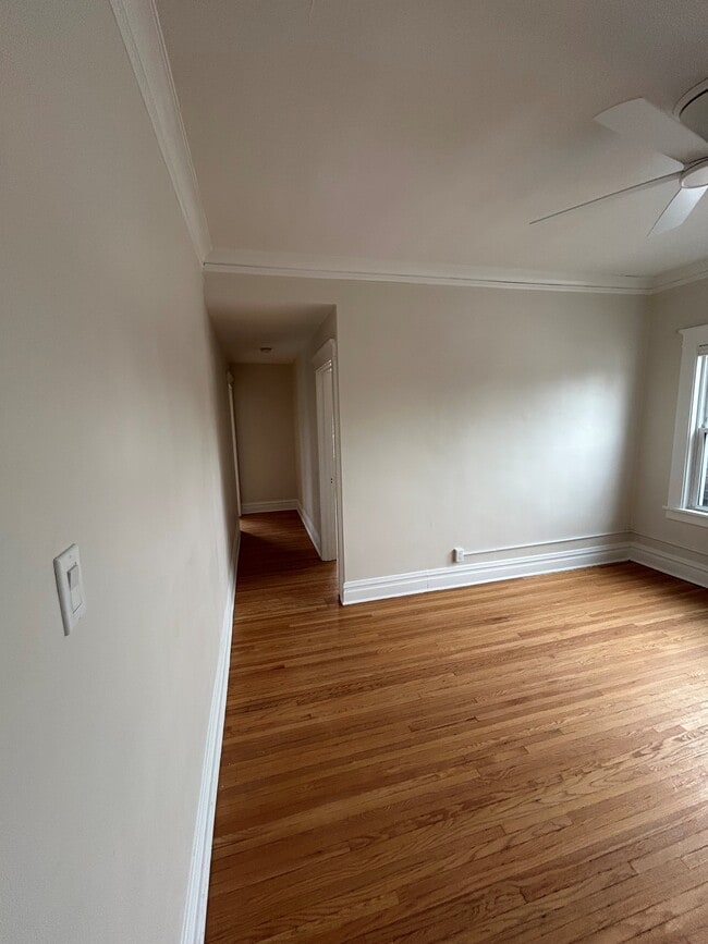 Family Room - 715 W Hillgrove Ave