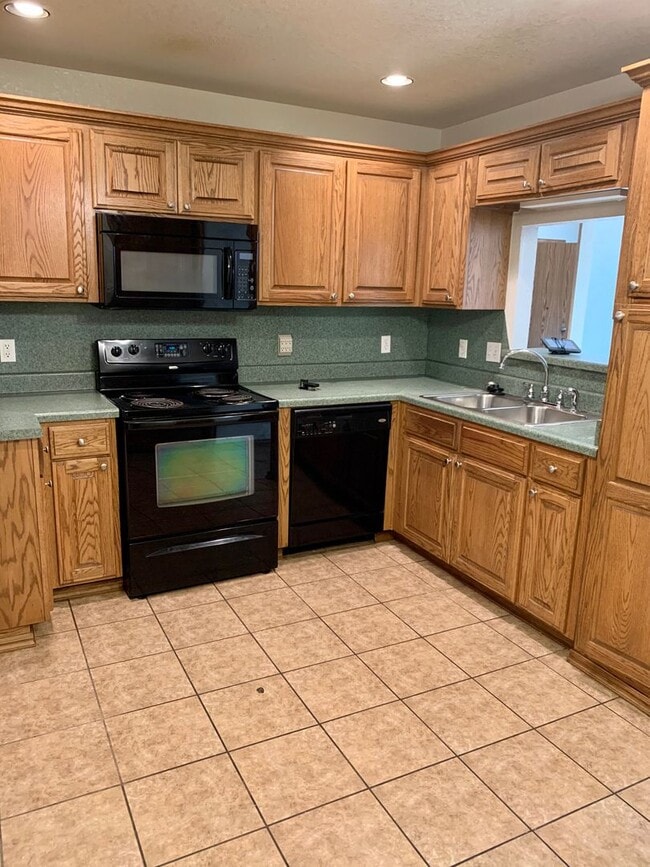 Building Photo - 15112 Kyle Dr