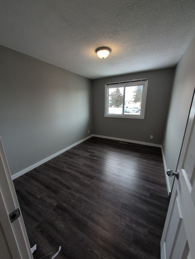 Building Photo - 8307-8398 98 Ave