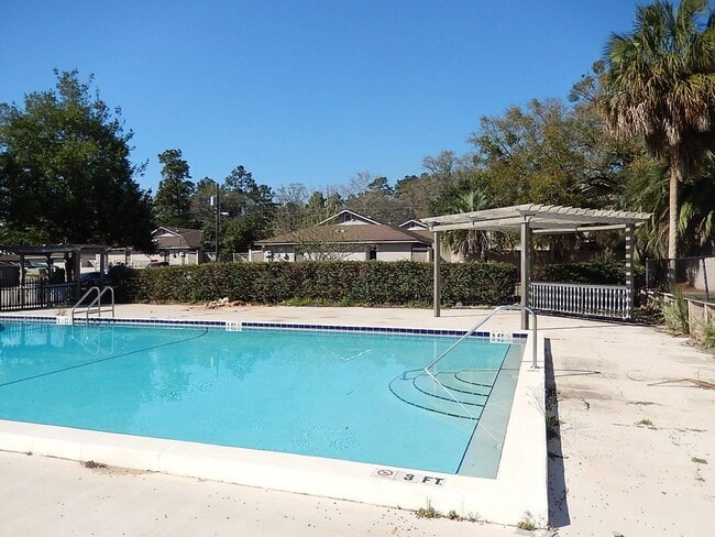 Building Photo - 2241 W Pensacola St