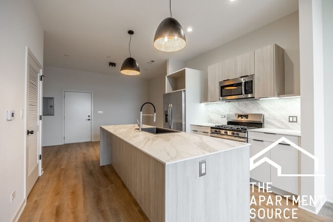 Building Photo - 6340 W Belmont Ave