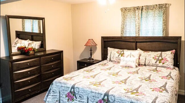 Foto del edificio - 1715 Crestridge Dr