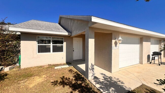 Building Photo - $300 OFF A MONTH OF RENT! Lovely, Spacious 2 Bedroom, 2 Bathroom Home in Sebring!!