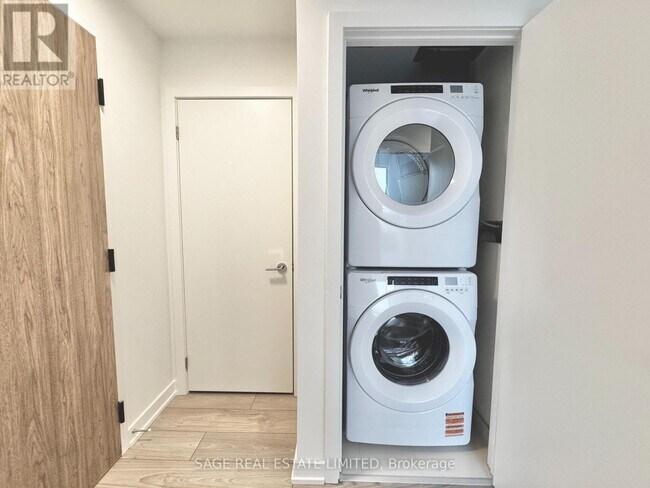 Photo du bâtiment - 1007 The Queensway