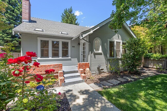 Building Photo - Charming 2BR Cottage in Premier Crescent P...