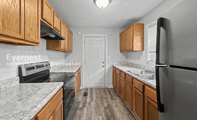 Building Photo - 3 Bed/2 Bath Home with Fenced Yard / Pet-Friendly / Vouchers Accepted / Available Now!