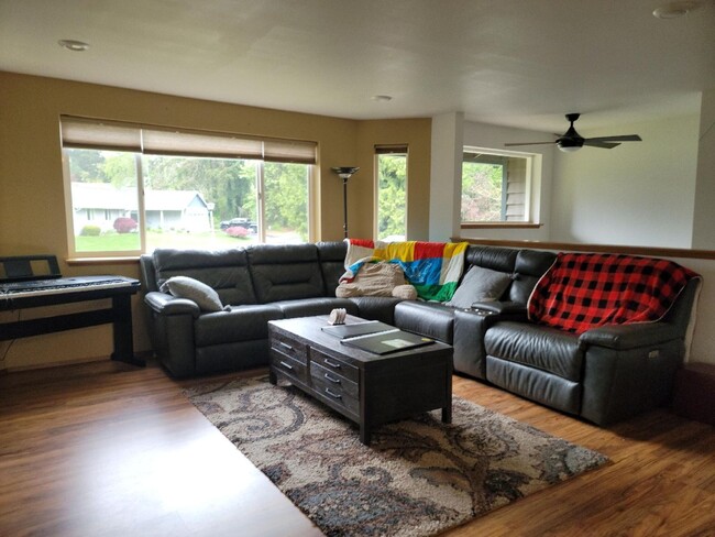 Foto del edificio - 3 Bedroom Home in Convenient Central Kitsa...