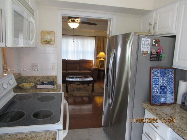 Foto del edificio - 800 NE 6th St