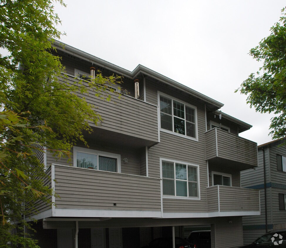 Building Photo - 9253 Interlake Ave