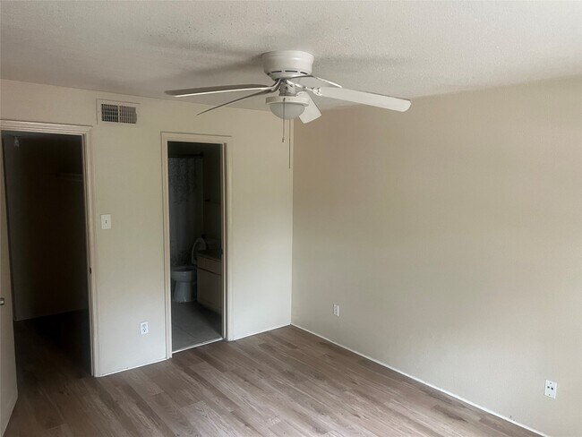 Building Photo - 10737 Braes Bend Dr