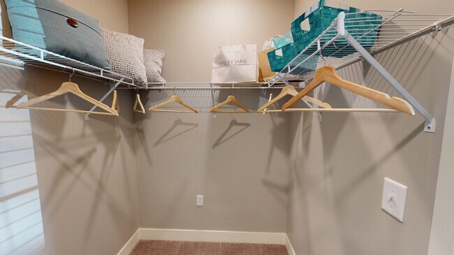 El plano de planta Conner de un dormitorio cuenta con un espacioso vestidor. - 32 Union Apartments