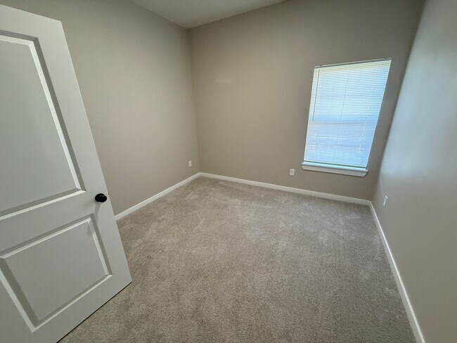 Building Photo - Spacious 5-Bedroom Walkout Basement Home i...