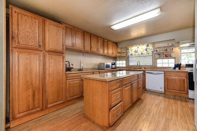 Building Photo - Spacious 5 bedroom home in Carmichael