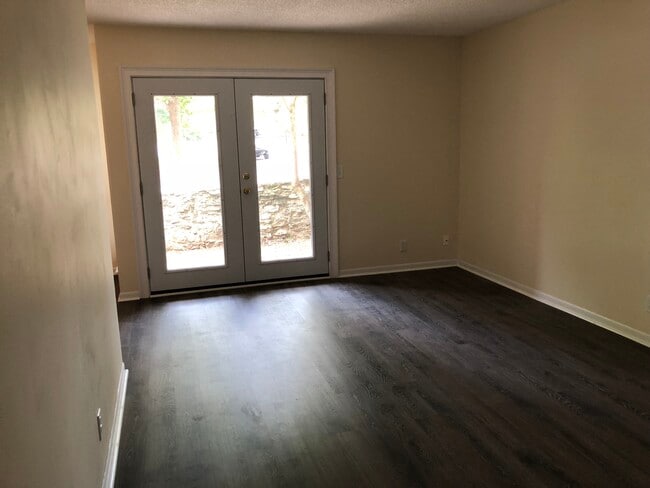 Puertas de sala de estar y patio - 515 Basswood Ave