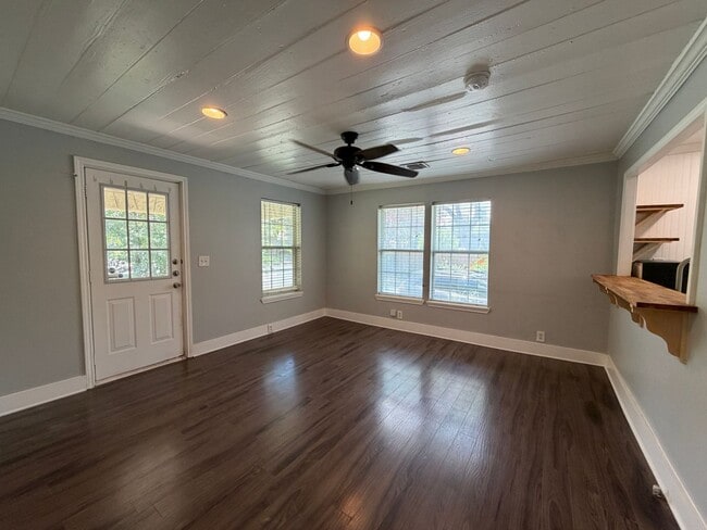 Building Photo - CUTE 2/1 HOME CLOSE TO DOWNTOWN