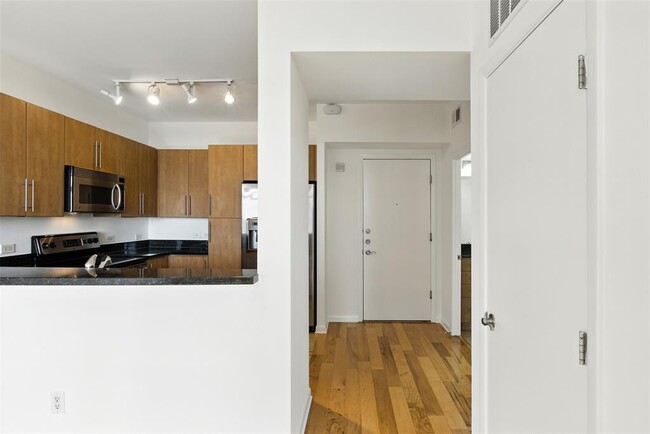 Building Photo - 54 Rainey St