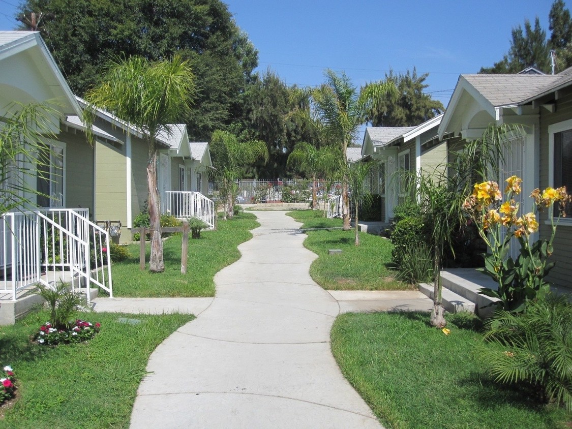 Primary Photo - 2107-2129 1/2 Raymond Ave