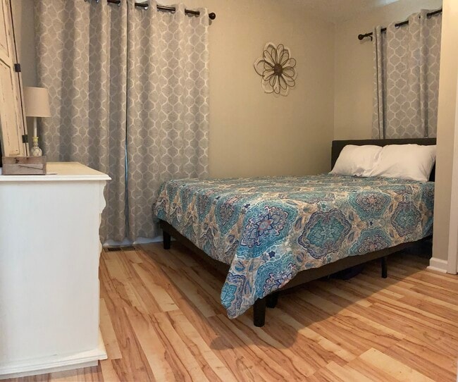 Dormitorio 2 - 4706 Drew Ave