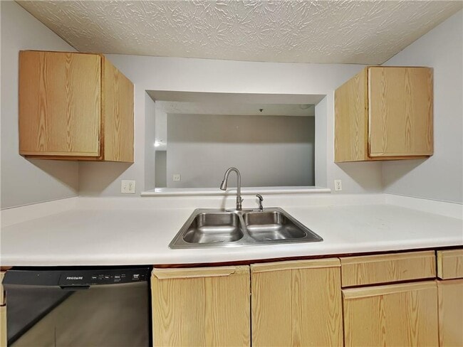 Building Photo - 2204 Fairington Village Dr
