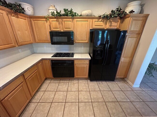 Foto del edificio - MOVE IN SPECIAL WITH THIS BEAUTIFUL GATED COMMUNITY - TOP FLOOR CONDO WITH BALCONY IN SUMMERLIN