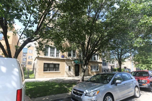 Building Photo - 824 W Waveland Ave