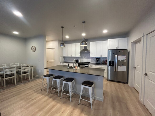 Foto del edificio - 2221 Willow Dr