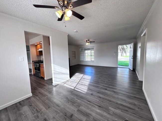 Foto del edificio - Updated Three Bedroom Two Bathroom Home