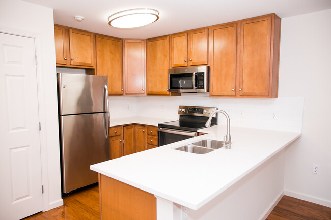 Renovated Kitchen - Overlook at Fort Hill Apartments