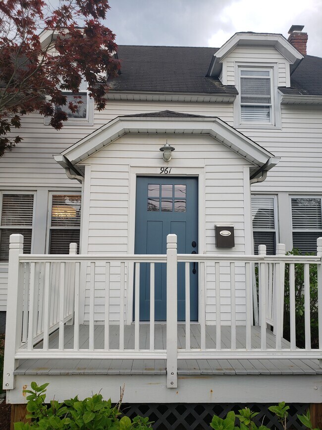 Front Porch - 961 E Broadway
