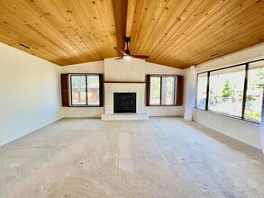 Building Photo - 1404 Pine Tree Ln