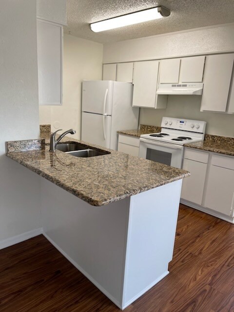 Building Photo - 3208 Matthews Dr